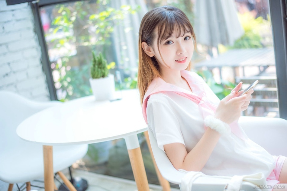 “嗯。”刘璝看着美妇离开的背影，不由感叹自己的造化，娶了这么一位贤淑的妻子。